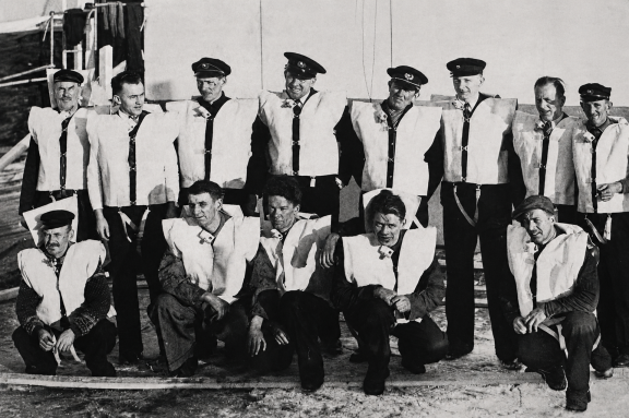Fornøyde sjøfolk med Tønnevesten 1940 brush.png