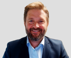 Lars Erik u bakgrunn.png