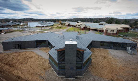 La Macaza_ Bâtiment Autochtone D31.jpg