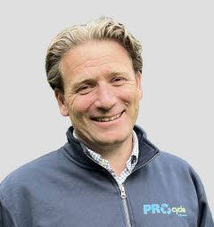 Thomas portrett u bakgrunn.jpg